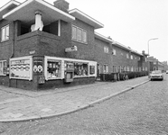 53021 Gezicht op het zuidoostelijke deel van de De Bazelstraat te Utrecht met de huizen nrs. 23-lager, vanaf de hoek ...